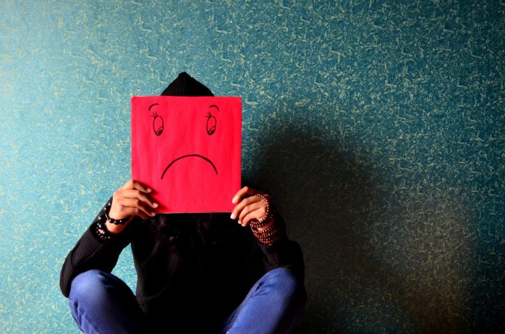 چرا خودگویی منفی برای شما خوب نیست (و چگونه در سه مرحله به آن پایان دهید)
