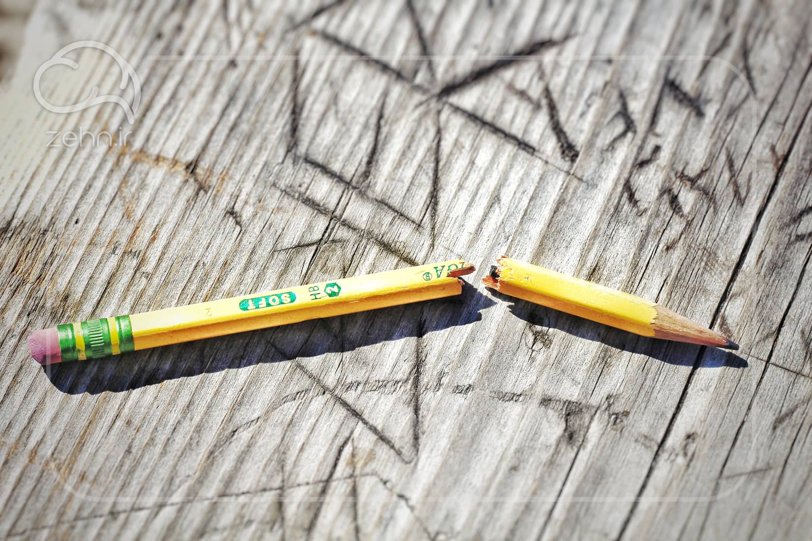 یک مداد شکسته که برای نشان دادن اختلال در انواع یادگیری استفاده می شود.